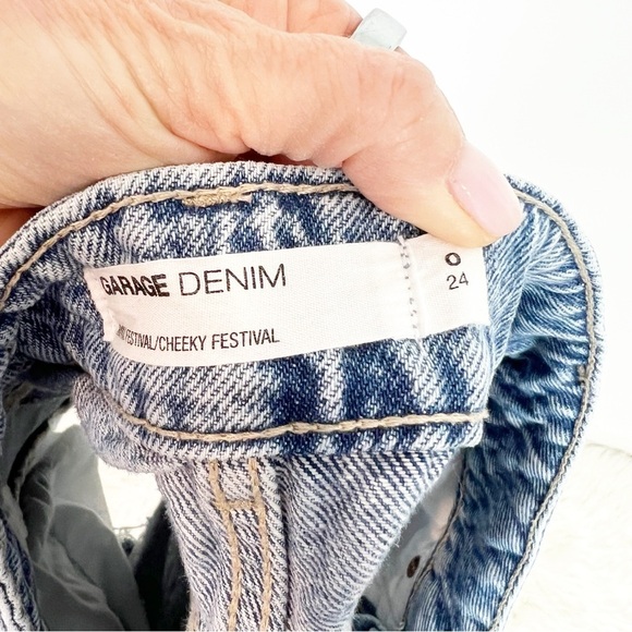 GARAGE DENIM MINI CHEEKY FESTIVAL DISTRESSED JEAN SHORTS SZ 0/24 - Picture 7 of 9
